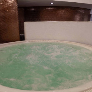 Circuito Spa, Masaje y Desayuno para dos en Hotel Macià Granada Five Senses 3* (Granada)