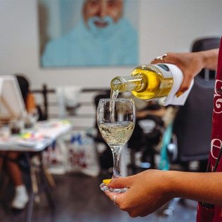 Sesión Art & Wine: Taller de Arte Abstracto con Vino Ilimitado (Barcelona)