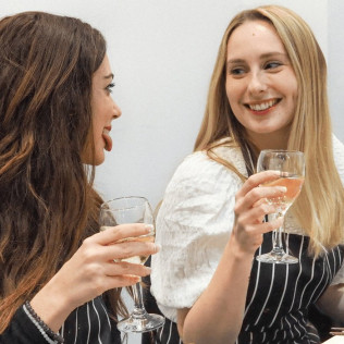 Sesión Art & Wine: Taller de Pintura y Vino con Opción a Aperitivo (Barcelona)