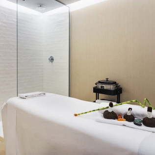 360º Experience: Tratamiento Facial y Corporal Descontracturante en Hotel Catalonia Santa Justa 4* (Sevilla)