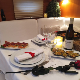 Escapada Romántica en Velero: Paseo, Cena y Alojamiento (Vigo, Pontevedra)