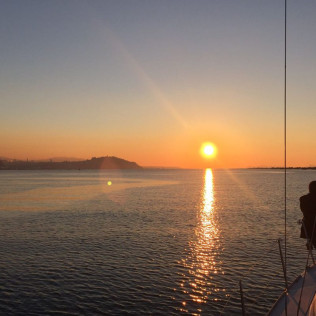 Escapada Romántica en Velero: Paseo, Cena y Alojamiento (Vigo, Pontevedra)