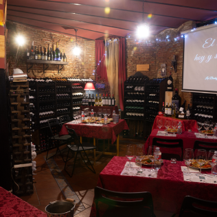 Cata Gourmet de 5 Vinos, 5 Pintxos y Regalo de una Botella de Vino Tinto para dos en La Bodega de los Reyes (Madrid)