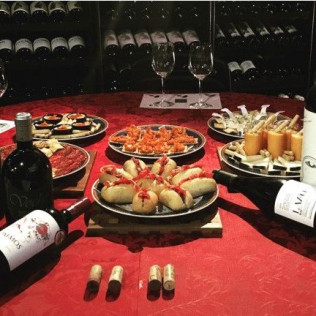 Cata Gourmet de 5 Vinos, 5 Pintxos y Regalo de una Botella de Vino Tinto para dos en La Bodega de los Reyes (Madrid)