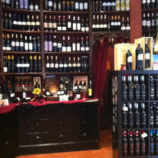 Cata Gourmet de 5 Vinos, 5 Pintxos y Regalo de una Botella de Vino Tinto para dos en La Bodega de los Reyes (Madrid)