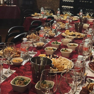Cata Gourmet de 5 Vinos, 5 Pintxos y Regalo de una Botella de Vino Tinto para dos en La Bodega de los Reyes (Madrid)