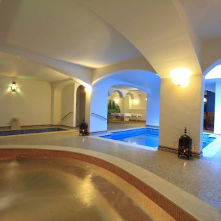 Visita a Bodegas Pérez Barquero con Cata de Vinos y Baños Árabes para dos en Casa Baños de la Villa (Córdoba)