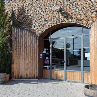 Wine & Tapas: Cata de Vinos con Tapas para dos en Bodega Buil & Giné (Tarragona)