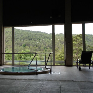Visita Guiada por Bodega Artística con Cata de Vinos y Spa para dos en Iberik Rocallaura Balneari 4* (Lleida)