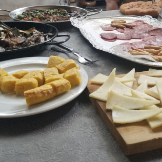 Visita a Bodegas Arbás, Viñedos y Cata de 2 Vinos con Quesos y Embutidos para dos (Valladolid)
