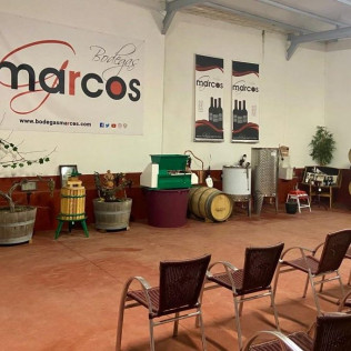Visita a Bodegas Marcos y Cata de Vinos con Aperitivos amenizada con Magia para dos (Peñafiel, Valladolid)