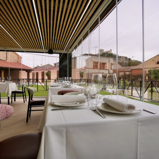 Visita a Bodegas Protos y Menú a Escoger en Restaurante Agora (Peñafiel, Valladolid)