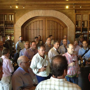 Visita a Bodega Ruiz Torres, Cata de 3 vinos y Obsequio para dos (Cáceres)