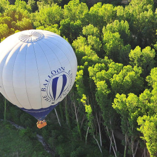 Vuelo en Globo Romántico con Almuerzo y Cava para Parejas (Madrid)