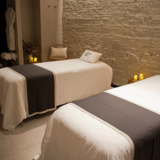 Circuito de Aguas, Love Massage y Copa de Cava para dos en Signature Spa del Hotel Yurbban Passage 4* (Barcelona)