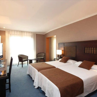 Escapada con Desayuno en Hotel Congreso 4* y Visita a Casa Nordés (A Coruña)