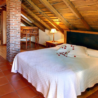 Escapada en Habitación con Bañera Hidromasaje y Visita a la Granja en Alojamiento Rural La Montaña Mágica (Asturias)
