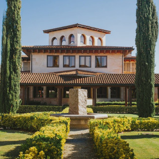 Visita Guiada a Bodegas Altanza con Cata de Vinos, AOVE y Aperitivo para dos (La Rioja)