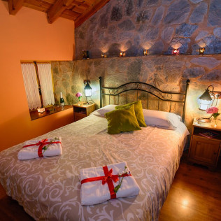 Escapada de 2 Noches con Bañera de Hidromasaje en Casa Rural Entre Valles (Benllera, León)