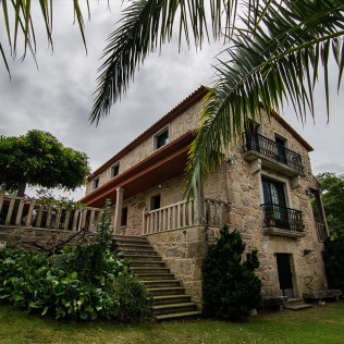 Escapada de 2 Noches con Opción a Bañera de Hidromasaje en Casa Rural Os Carballos (Barro, Pontevedra)