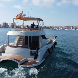 Paseo en Catamarán con Deportes Acuáticos y Aperitivo (Puerto del Carmen, Lanzarote)