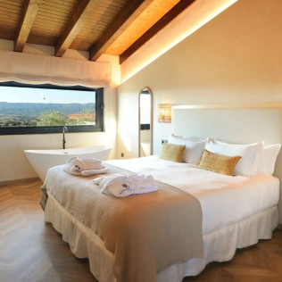Escapada de 2 Noches con Spa, Cena, Botella de Cava y Bombones en Habitat Cigüeña Negra (Valverde del Fresno, Cáceres)