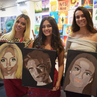 Sesión Art & Wine: Taller de Retratos Personalizados con Vino Ilimitado (Madrid)