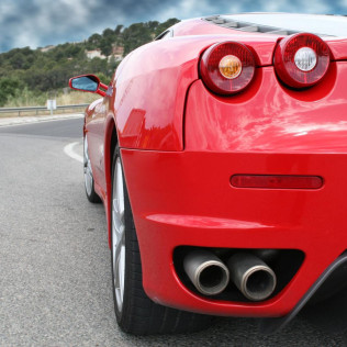 Conducir un Ferrari + Vuelta de reconocimiento (4 Circuitos Largos)