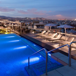 Day Pass: Acceso a Piscina en Rooftop, Cama Balinesa y Zona Solárium con Frutas y Champagne en InterContinental Barcelona 5* (Barcelona)