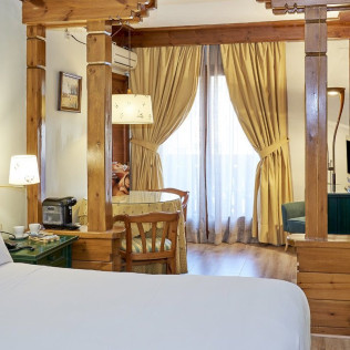 Escapada en Hotel 4* y Vuelo en Globo y Cava por la Garrotxa (Girona)