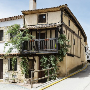 Escapada con Cena en Casa Rural El Atroje y Visita a Viñedos y Bodega Vera de Estenas con Cata y Aperitivos para dos (Cuenca / Valencia)