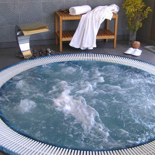 Escapada con Jacuzzi Privado en Hotel Aqua Luna Spa 3* y Vuelo en Globo para dos (León)