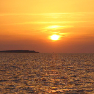 Excursión en Catamarán con Puesta de Sol y Aperitivo para dos (Fornells, Menorca)