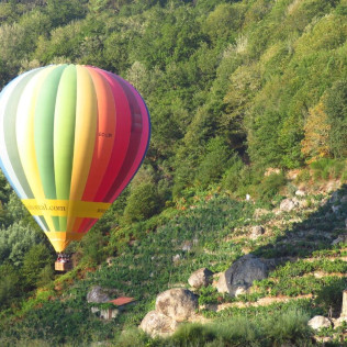 Viaje en Globo sobre la Ribeira Sacra con Fotos y Vídeo (Lugo)