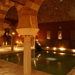 Exclusivo Aladinia: Baños Árabes de Noche y Masaje Relajante en Hammam Al Andalus (Córdoba)