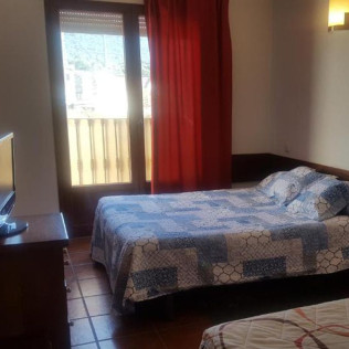 Escapada con Desayuno en Hostal Casa Mariano (Segovia) 