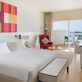 Escapada con Desayuno en el Hotel H10 Estepona Palace 4* (Málaga) 