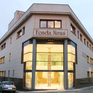 Escapada de 2 Noches con Desayuno en Hotel Fonda Neus (Sant Sadurní d'Anoia, Barcelona)