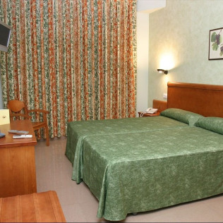 Escapada con Desayuno en Hotel Fonda Neus (Sant Sadurní d'Anoia, Barcelona)