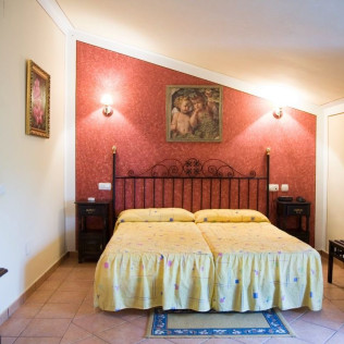 Escapada de 2 Noches con Desayuno en Hotel Rural Soterraña (Madroñera, Cáceres)