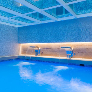 Circuito Spa Mare Nostrum, Masaje Relajante y Copa en Rooftop para dos en Sallés Hotel Pere IV 4* (Barcelona)