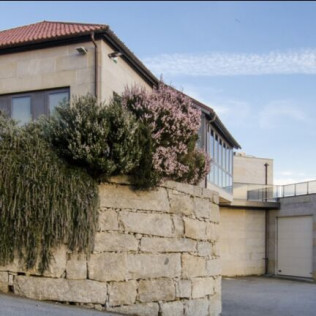 Escapada en Hotel Panadeiramar y Visita a Bodega, Degustación y Maridaje Gourmet en Adega Dos Eidos (Sanxenxo, Pontevedra)