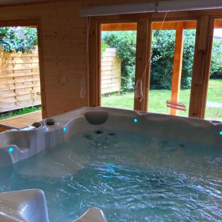 Spa Privado con Jacuzzi, Champán y Delicias para dos en Bulle d'Eden (Bayona, Francia)