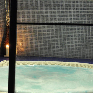 Jacuzzi, Brocheta de Frutas, Champán y Bombones para dos (Valladolid)