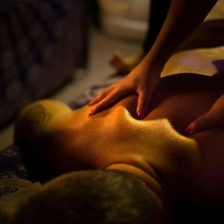Paraiso in Love: Masaje Relajante, Baño de Espuma en Jacuzzi Privado y Bebida para dos en Ananda Spa (Barcelona)