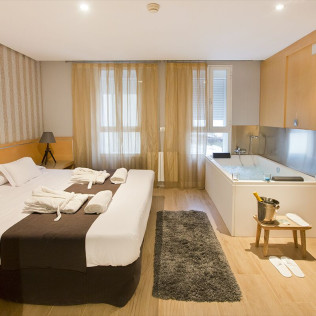 Escapada con Bañera de Hidromasaje y Cena en You&Co Hotel Botánico Boutique (Valencia)