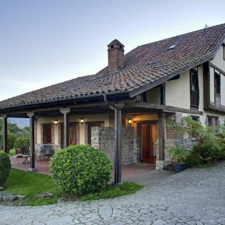 Escapada en Habitación con Bañera Hidromasaje y Cena en Alojamiento Rural La Montaña Mágica (Asturias)