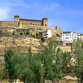 Escapada con Desayuno y Comida o Cena para dos personas en Parador de Alcañiz (Teruel)