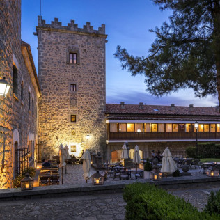 Escapada con Desayuno y Comida o Cena para dos personas en Parador de Ávila (Ávila)