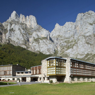 Escapada con Desayuno y Comida o Cena para dos personas en Parador de Fuente Dé (Cantabria)